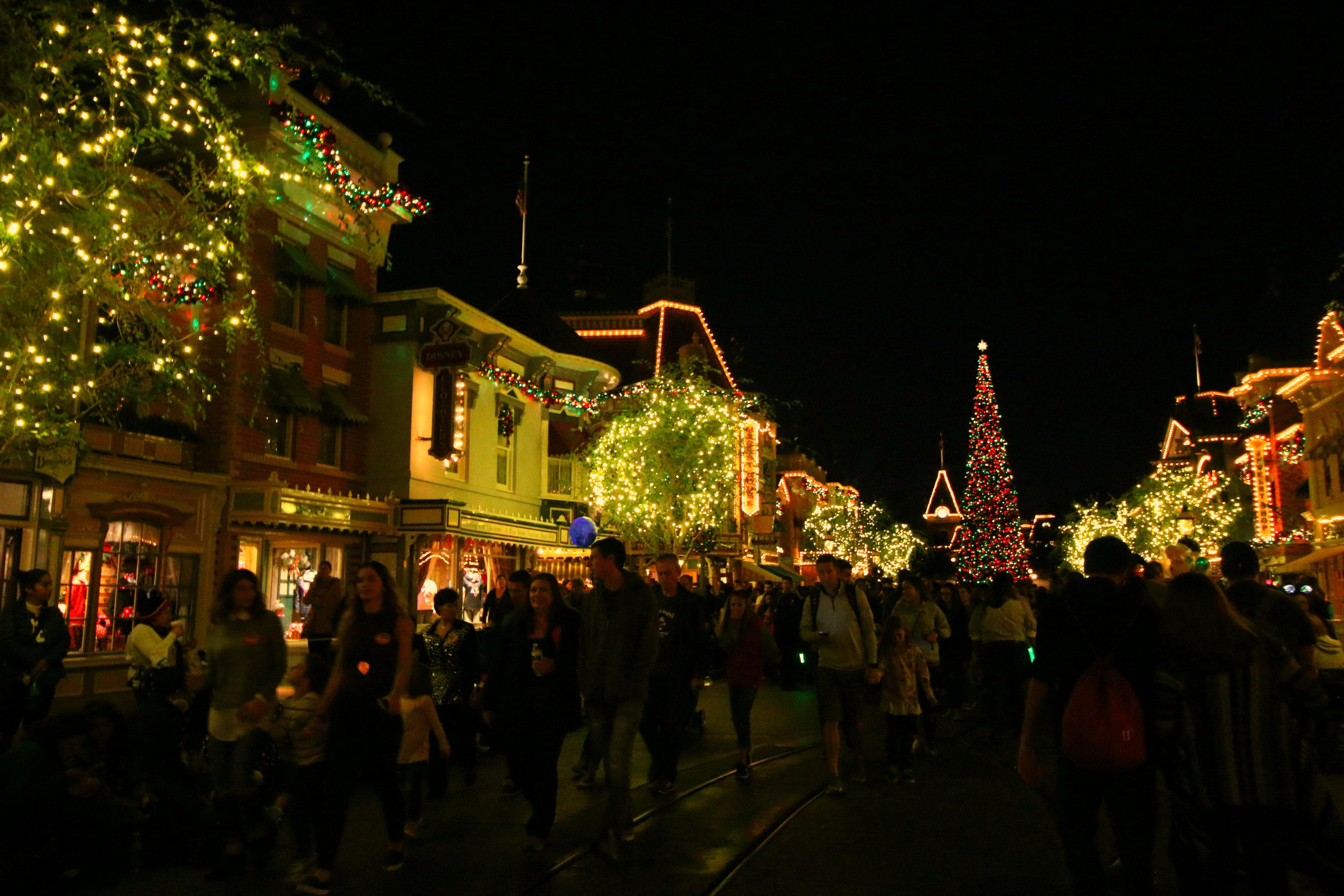 main-st-usa-disneyland-decorated-for-the-holidays
